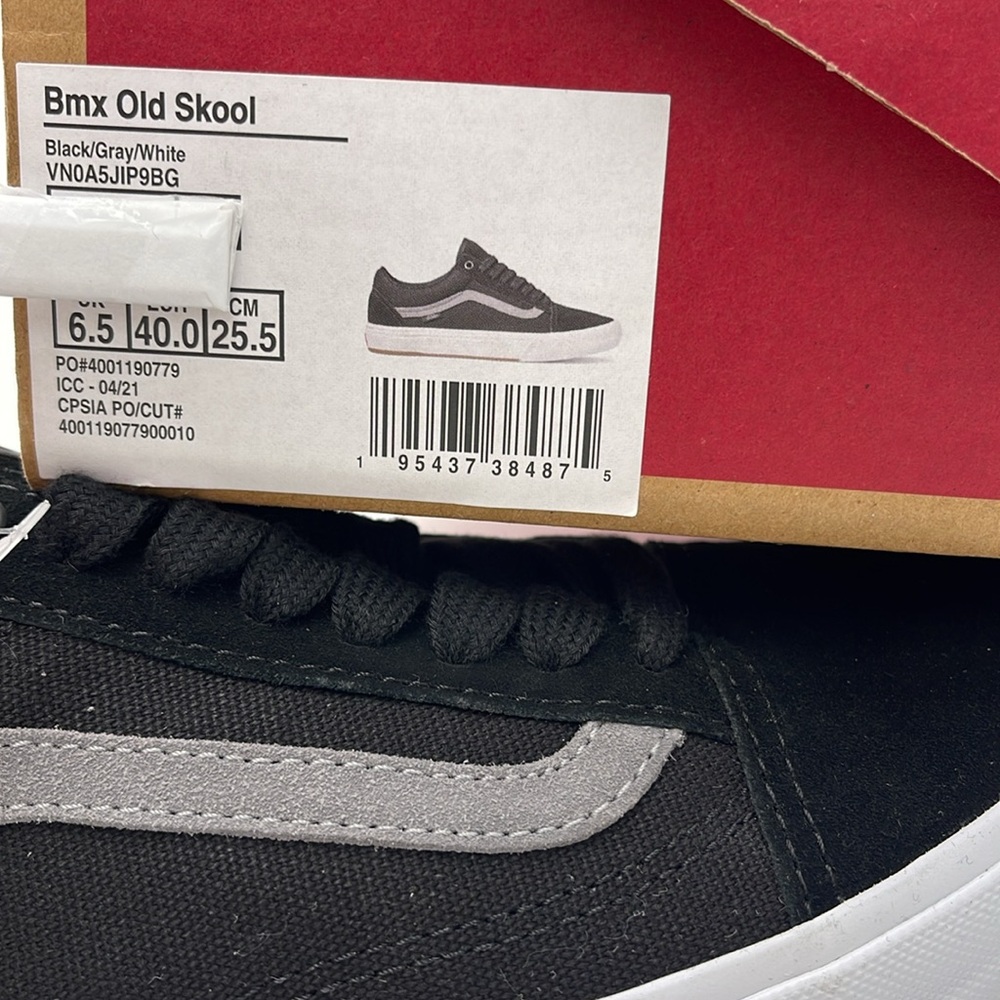 Vans WMNS Black and Gray Sneakers Bmx Old Skool
Black/Gray/White
VN0A5JIP9BG - Picture 16 of 16